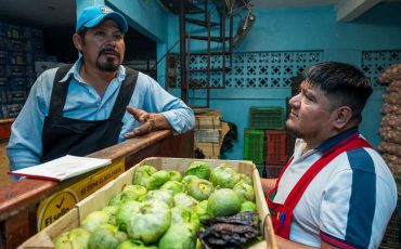Emprendedor hispano en su pequeño negocio en Estados Unidos