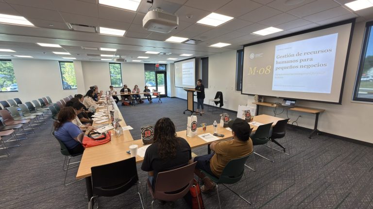 Aula del programa de formación para emprendedores hispanos de la Academia en Clarksville, Tennessee