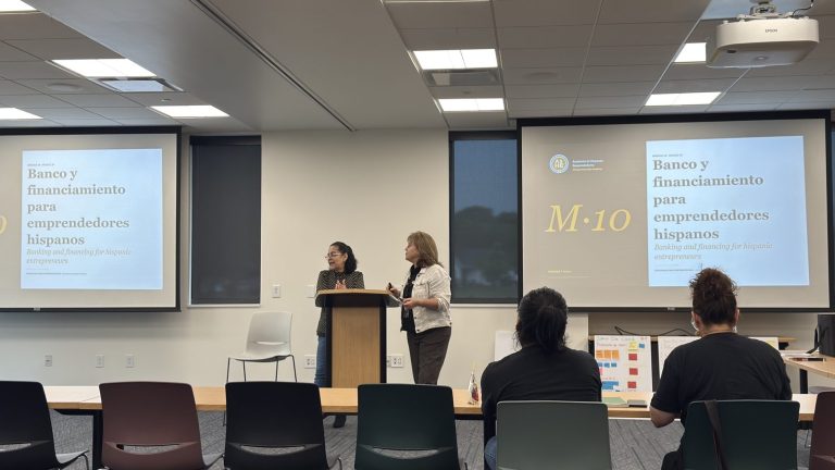 Dos instructoras presentando el módulo de banco y financiamiento para emprendedores hispanos