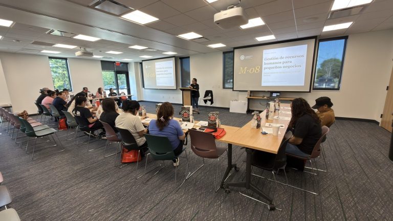 Instructora dictando el módulo de gestión de recursos humanos para pequeños negocios ante un grupo de estudiantes de la Academia de Hispanos Emprendedores en Clarksville, Tennessee