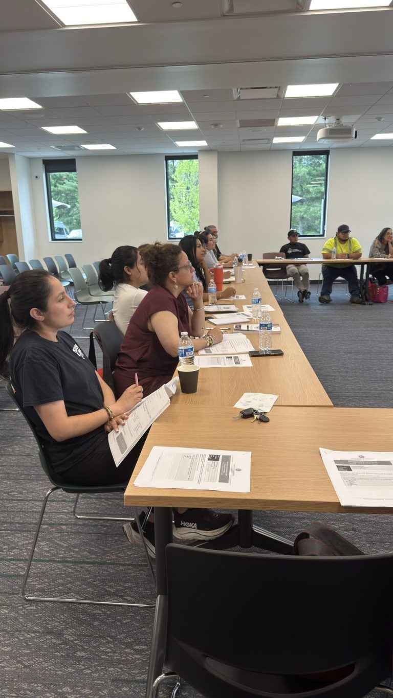 Estudiantes atentos durante una clase de negocios en español de la Academia de Hispanos Emprendedores