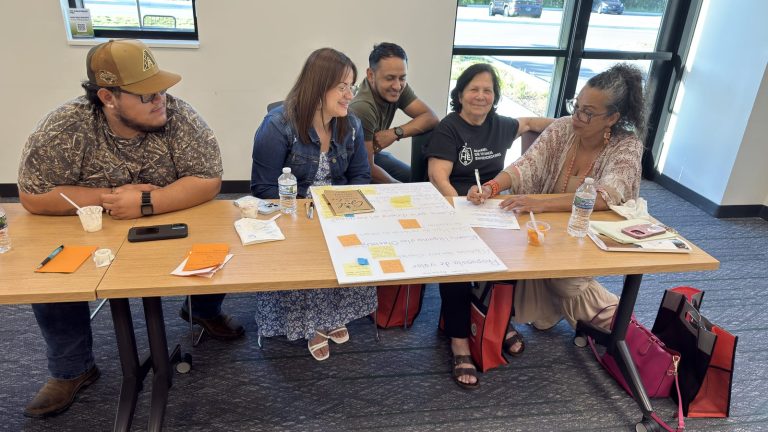 Grupo de emprendedores hispanos trabajando en su propuesta de valor durante una clase de la Academia de Hispanos Emprendedores