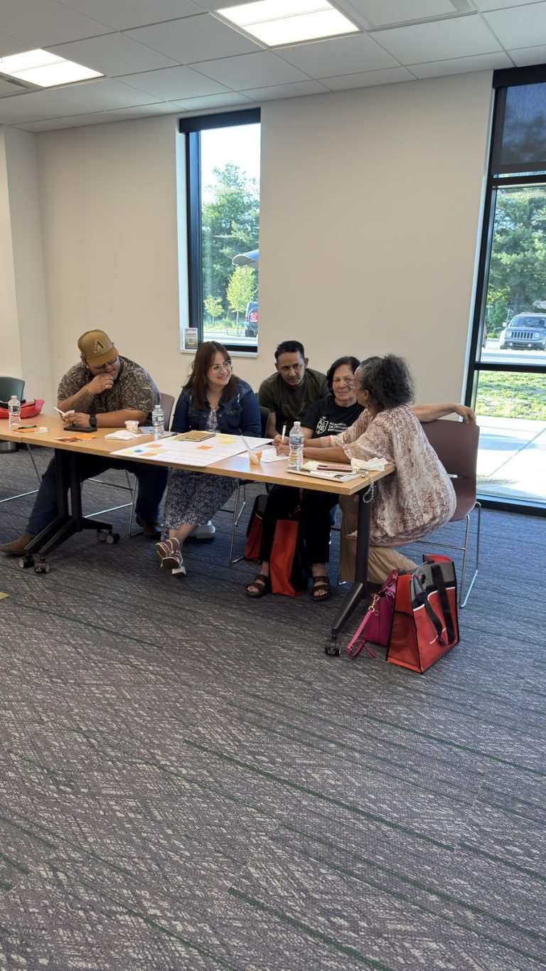Grupo de estudio de emprendedores hispanos durante una clase de la Academia