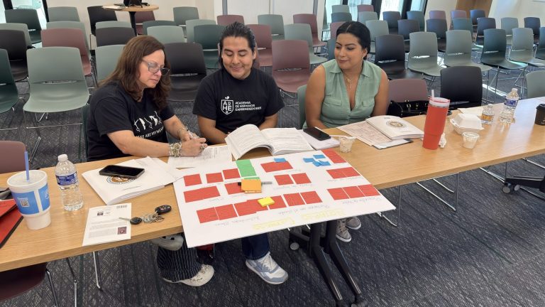 Instructora enseñando durante una clase del programa de formación para emprendedores hispanos