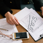 Documentos de impuestos y calculadora sobre un escritorio