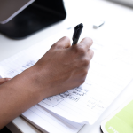 Emprendedor escribiendo su plan de negocios