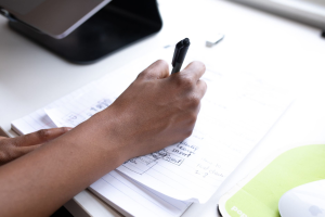 Emprendedor escribiendo su plan de negocios