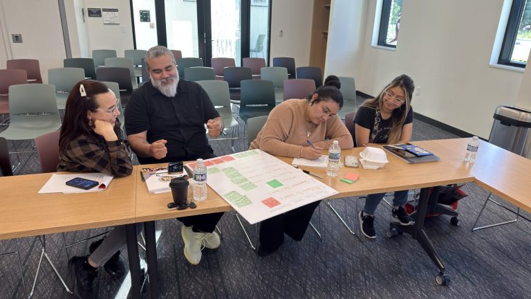 Participantes trabajando en equipo durante una sesión del curso de negocios en español