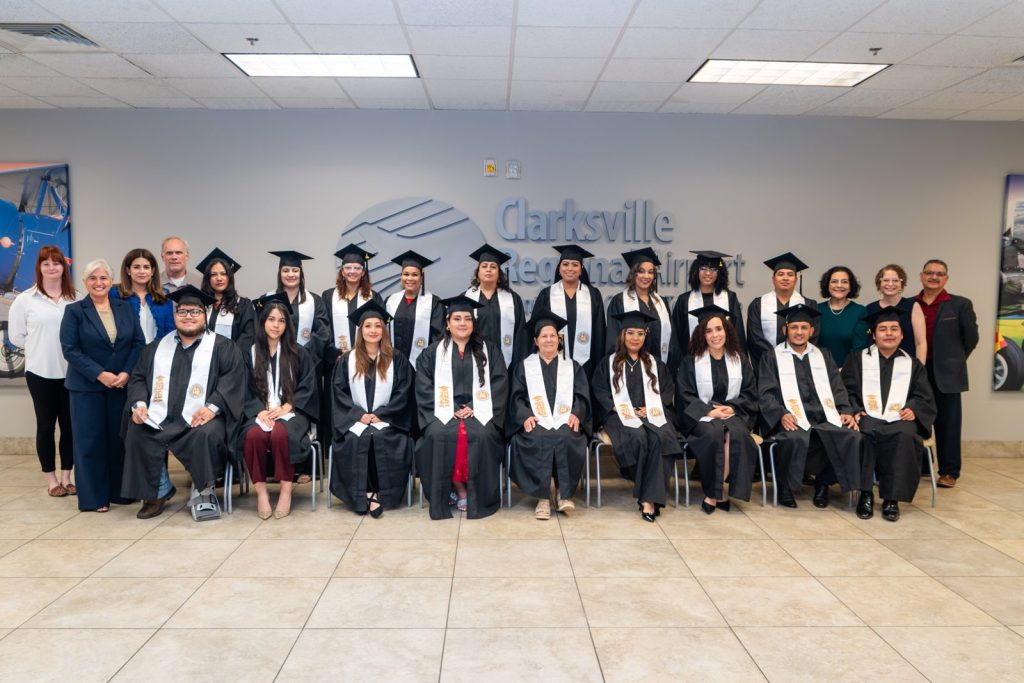 Graduados de la Clase 2026 de la Academia de Hispanos Emprendedores en el Clarksville Regional Airport