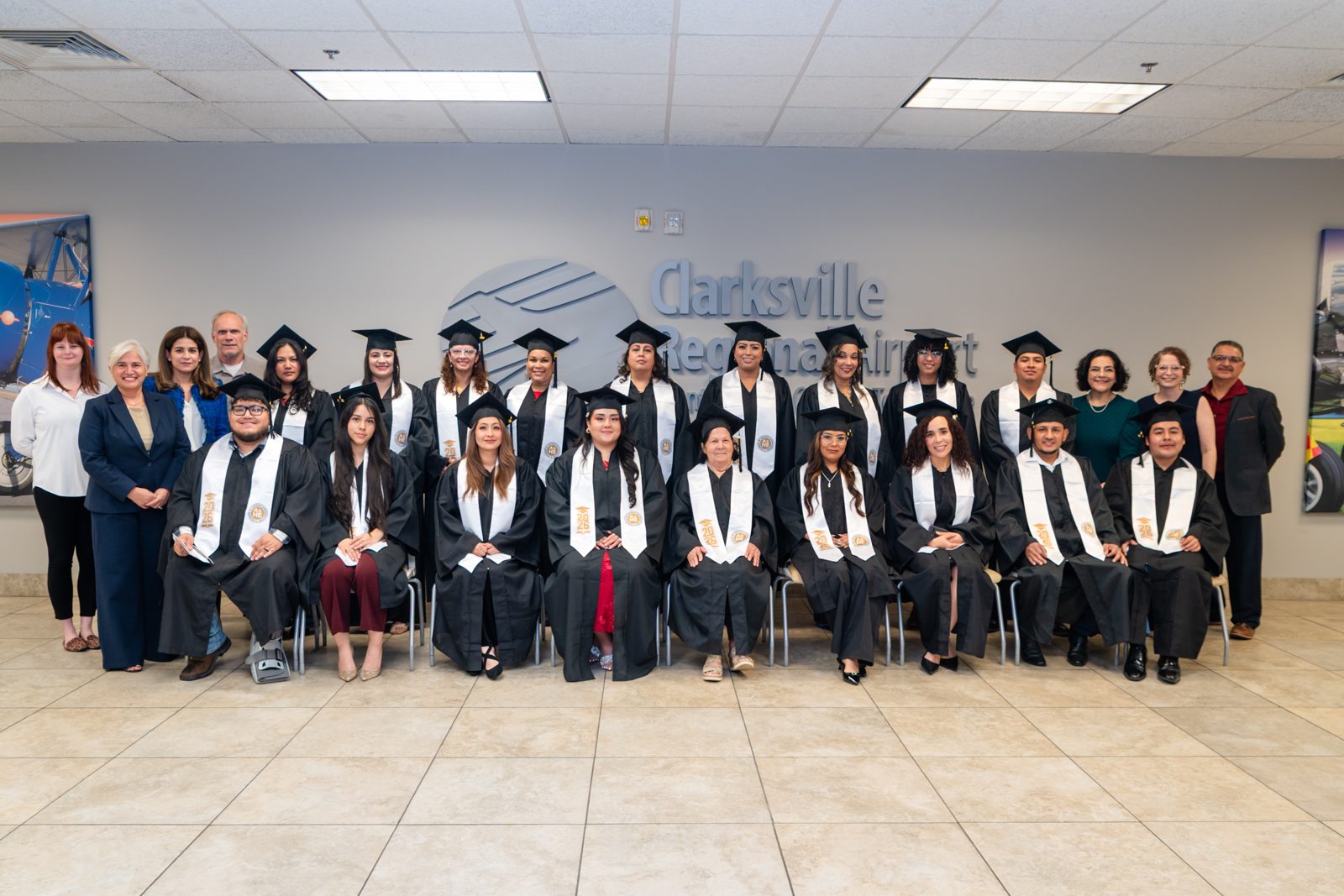 Graduados de la Clase 2026 de la Academia de Hispanos Emprendedores en el Clarksville Regional Airport