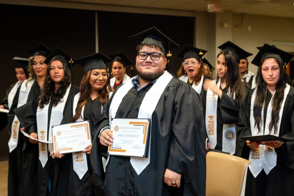 Graduados muestran sus certificados del Programa de Emprendimiento