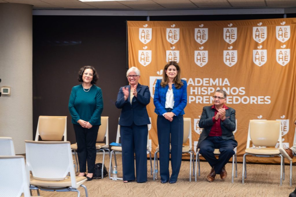 Invitados de honor y directivos de la Academia en el escenario