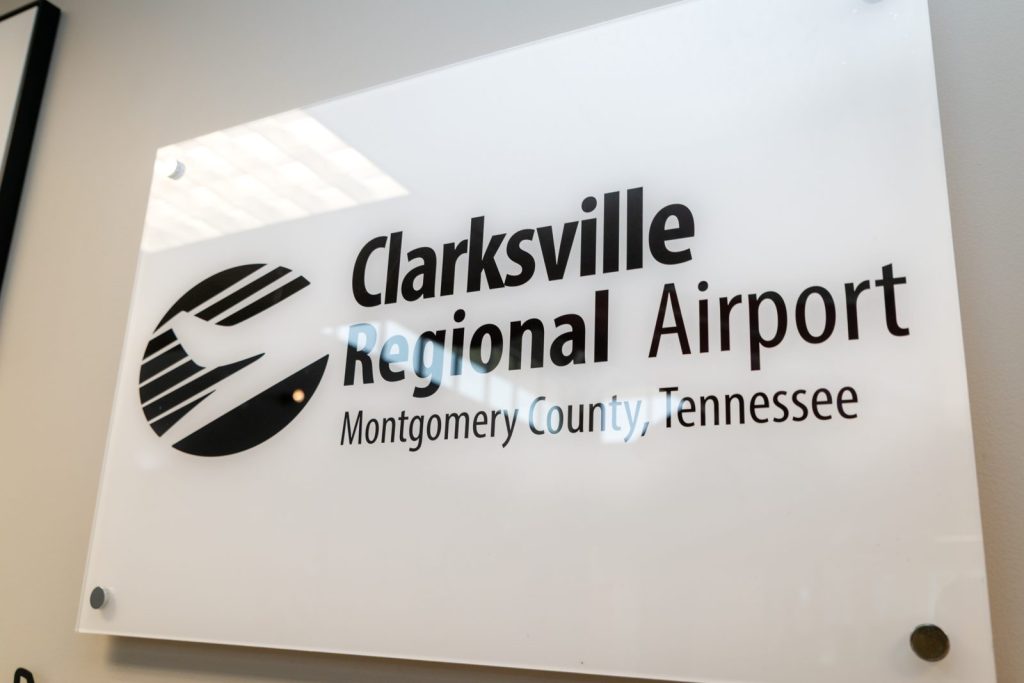 Letrero del Clarksville Regional Airport, sede de la ceremonia
