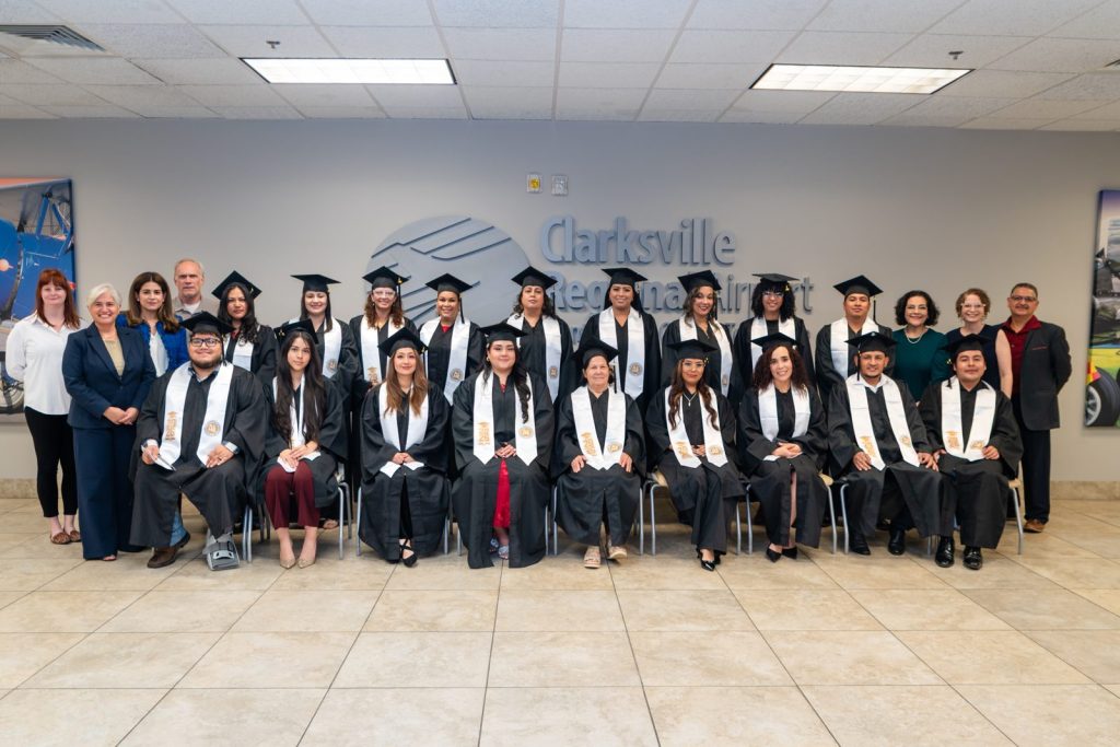 Foto grupal de los graduados de la Clase 2026
