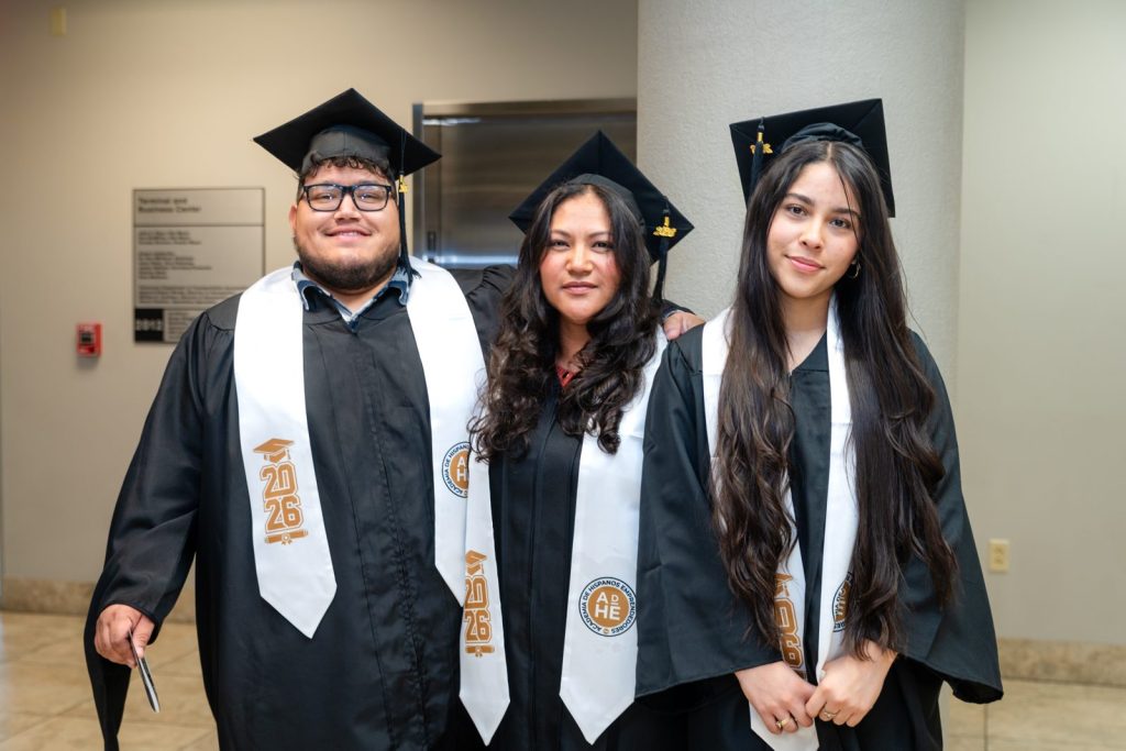 Graduados de la Academia de Hispanos Emprendedores con toga y birrete