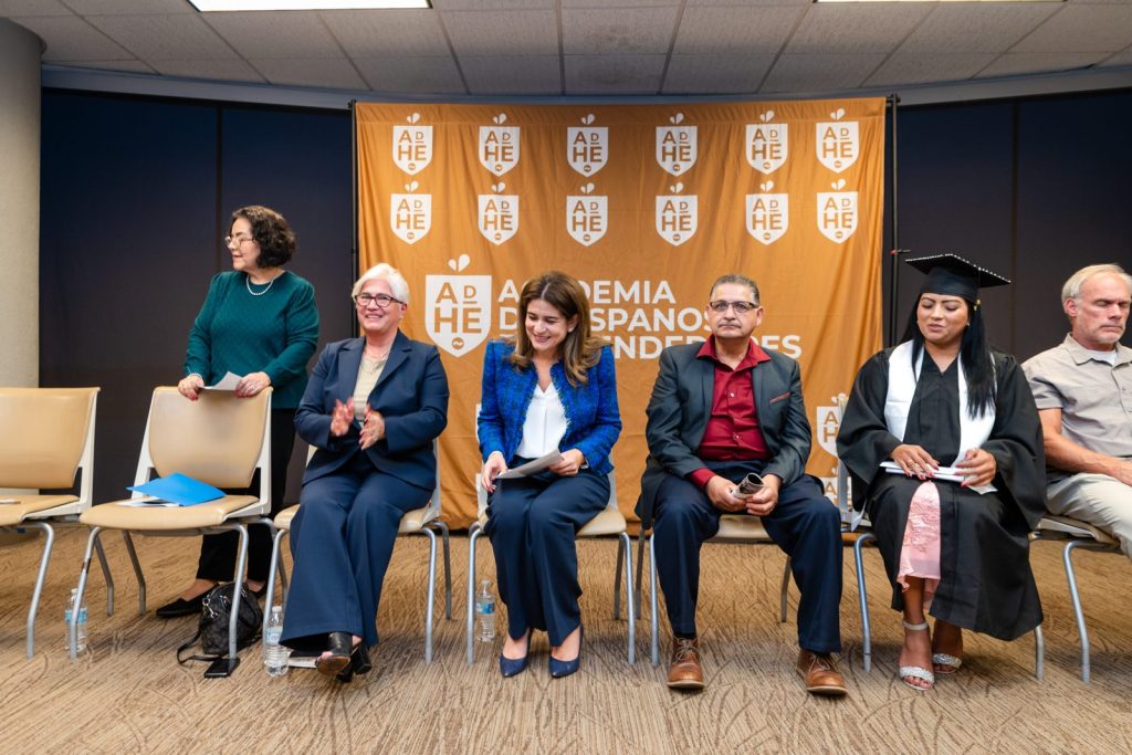 Invitados de honor aplauden a los graduados