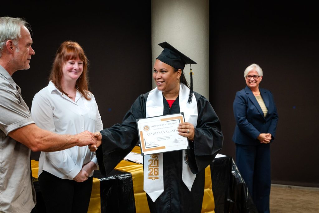 Una graduada recibe su certificado