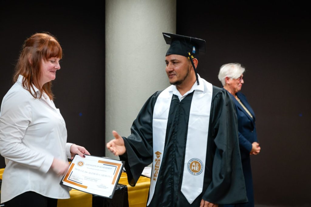 Un graduado recibe su certificado