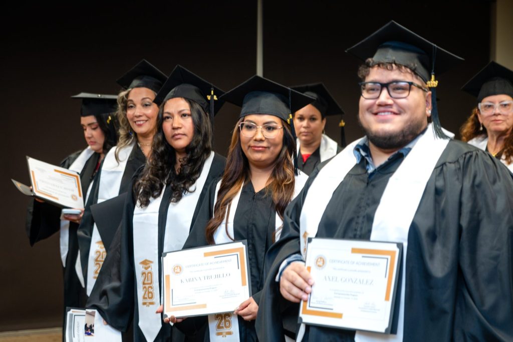 Graduados con sus certificados al final de la ceremonia