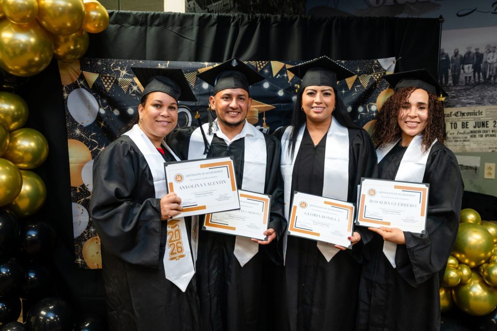 Graduadas de la Clase 2026 celebran con sus certificados